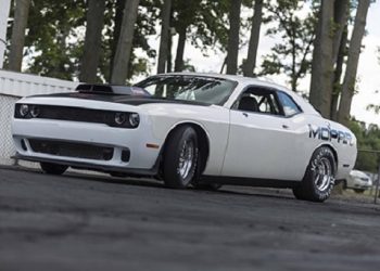 Специалисты Mopar работают над Dodge Challenger