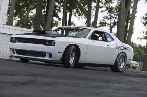 Специалисты Mopar работают над Dodge Challenger