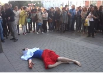 По Санкт-Петербургу прошлась “окровавленная Россия”