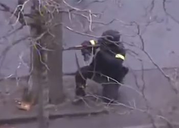 Активист нашел в сети кадры снайпера с протезом, стреляющего по майдановцам