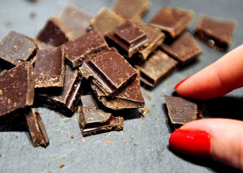 Составлен список продуктов, наиболее вредных для волос и ногтей