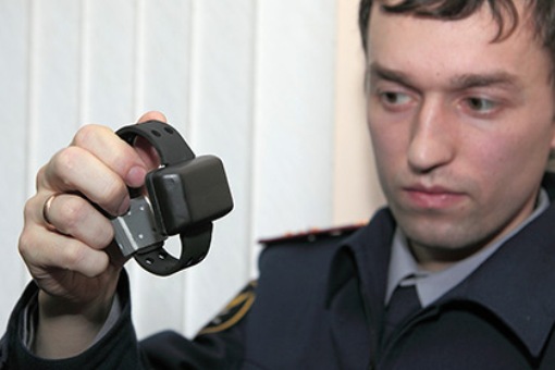 Парень украл у осужденного электронный браслет, приняв его за драгоценность