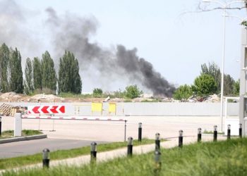 В результате артобстрела горит Донецкий аэропорт