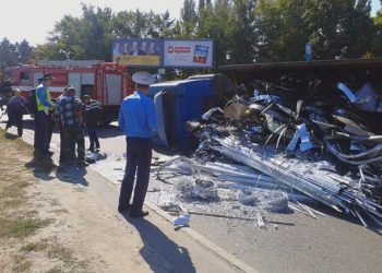 Масштабное ДТП в Киеве: перевернулась огромная фура с цистерной