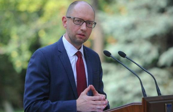 Яценюк рассказал, когда нужно вводить военное положение на востоке Украины