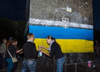 Ленин в Краматорске стал сине-желтым