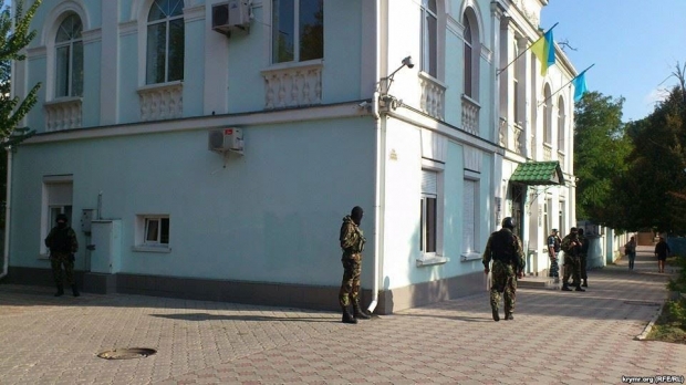 Меджлис в Симферополе окружен автоматчиками, полиция проводит обыск в здании