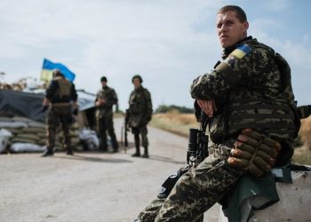 На передовой президента Порошенко считают предателем