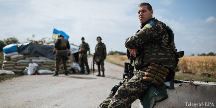На передовой президента Порошенко считают предателем