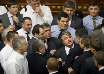 Парламенту предложили отменить скандальные законы о Донбассе