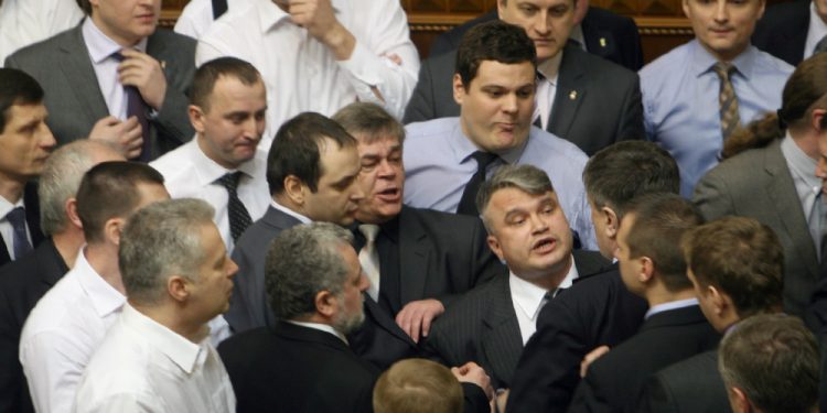 Парламенту предложили отменить скандальные законы о Донбассе