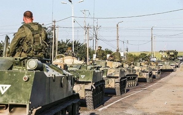 К Новоазовску переброшено большое количество российской военной техники