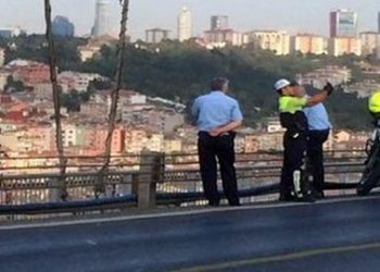 В Турции полицейский сфотографировался на фоне самоубийцы