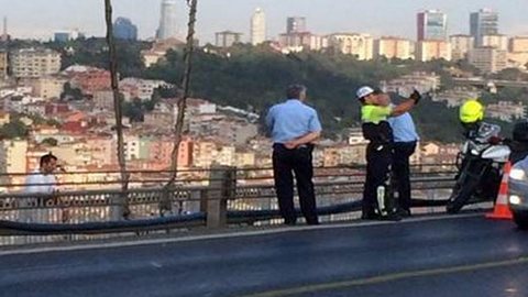 В Турции полицейский сфотографировался на фоне самоубийцы