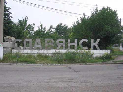 В Славянске нашли массовые захоронения людей