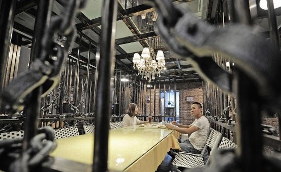 В Китае появился ресторан, оформлен под тюрьму