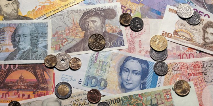 Гривна на межбанке по отношению к доллару начала укрепляться