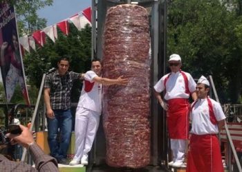 В Анкаре приготовили самую большую шаурму в мире