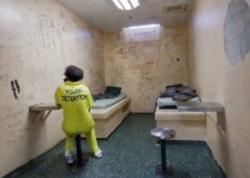 15-летнего парня отправили в тюрьму из-за отказа идти в школу