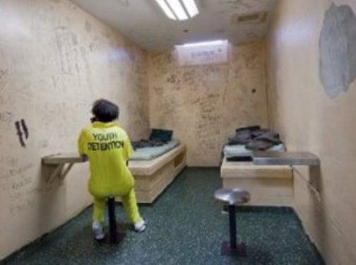 15-летнего парня отправили в тюрьму из-за отказа идти в школу