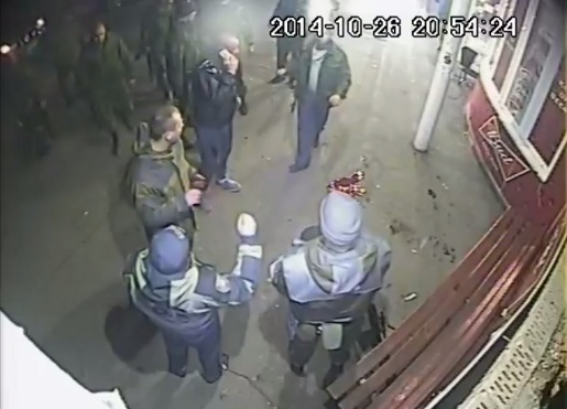 В интернете появились шокирующие кадры бесчинства боевиков в Донецке