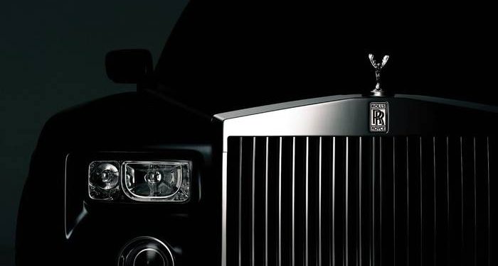 Rolls-Royce не может определиться с дизайном первого в своей истории внедорожника