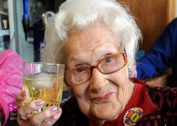 Пожилая жительница Великобритании скурила почти 500 тысяч сигарет