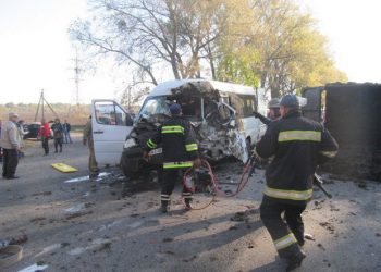 В ДТП с маршруткой под Киевом пострадало 13 пассажиров, в том числе 6 детей
