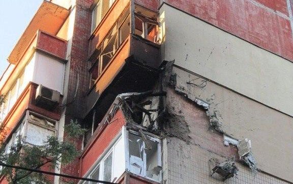 В Донецке снаряд попал в жилой дом