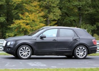 Внедорожник Bentley попался в объективы шпионских фотокамер