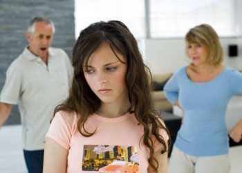 Эксперты: девочки-подростки чаще страдают от стресса