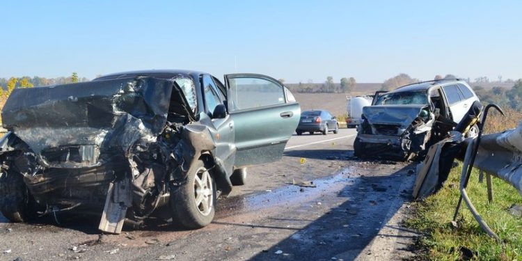 В тройном ДТП под Харьковом погибло два человека