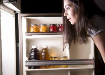 Врачи рассказали, какие полезные продукты вредны ночью