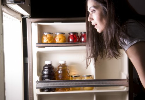 Врачи рассказали, какие полезные продукты вредны ночью
