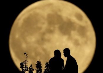Ученые рассказали, как на женщин влияет новолуние