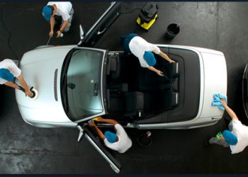 Очистка салона автомобиля от мусора вовремя