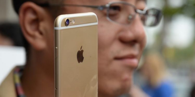 Покупателям iPhone 6+ в Китае предлагают услугу увеличения карманов на одежде