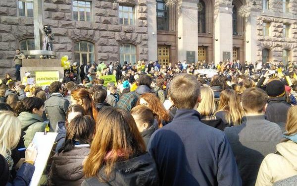 Киевляне у здания мэрии требуют восстановить сгоревший кинотеатр