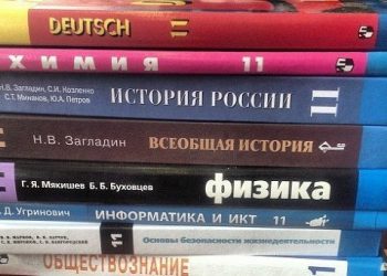 В Донецк завезли тонны российских учебников для школ