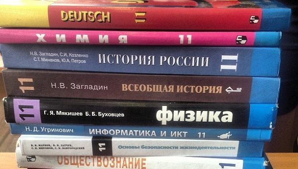 В Донецк завезли тонны российских учебников для школ