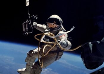 Российскими космонавтами совершен выход в открытый космос