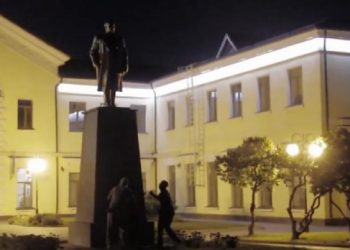 В Харькове за ночь повалили еще два памятника Ленину