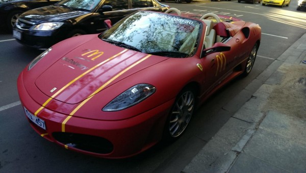 Еду из McDonalds доставляют на Ferrari F430 Spider