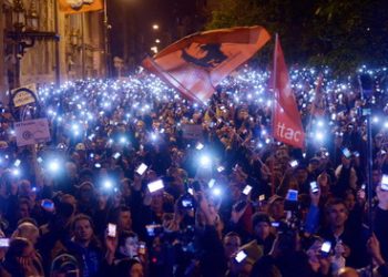 После массовых протестов правительство Венгрии отказалось от налога на интернет