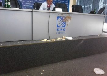 Махницкого на пресс-конференции забросали тортами