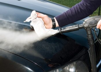 Специалисты описали плюсы мойки автомобиля паром