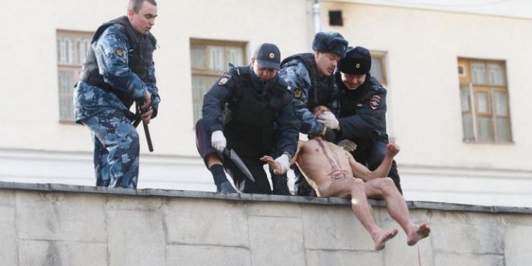 У художника Павленского нет воспаления легких, – адвокат