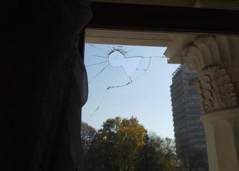 Под Верховной Радой стычки: летят бутылки и петарды, милиция применяет газ и дубинки