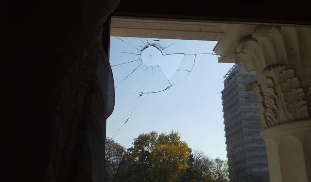 Под Верховной Радой стычки: летят бутылки и петарды, милиция применяет газ и дубинки