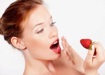Врачи рассказали, какие продукты помогут отбелить зубы